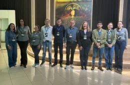 La delegación paraguaya estuvo representada por los Miembros del Consejo Directivo de APROSEMP: Patricia Chamorro, Nilsa Acosta y Simone Alves de la Coop. Pindo, Bianca Almada y Arturo Aguilar de Agrotec, Sebastião Da Rosa de Agro Santa Rosa; Edenil Botequia de SEMEAR y Dólia Garcete, gerente de APROSEMP, con el Dr. Silmar Peske durante el XXIII Congreso Brasilero de Semillas, Foz de Yguazú, Brasil, agosto, 2026.